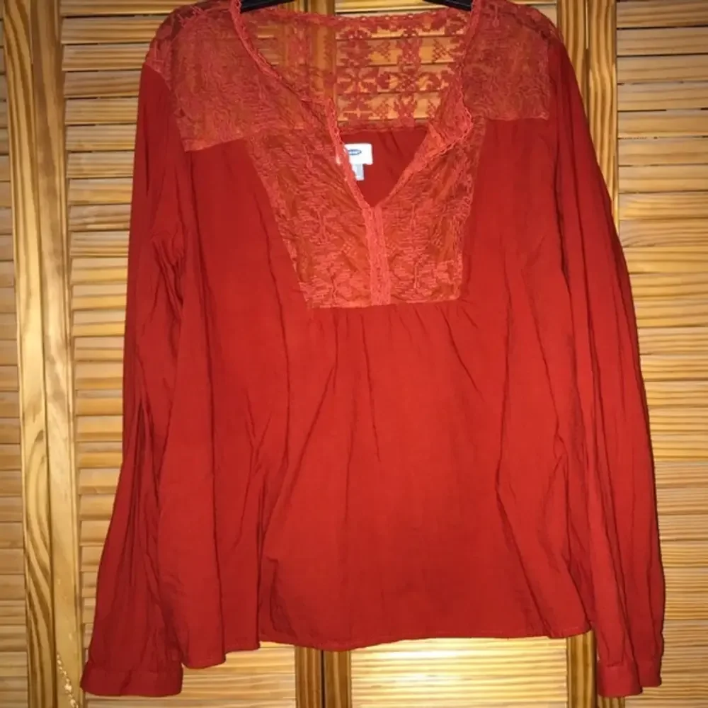 Old Navy Long Sleeve V Neck Crochet Bib Lace Top